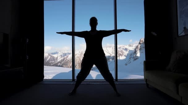Pratica di yoga in camera con vista sulle montagne — Video Stock
