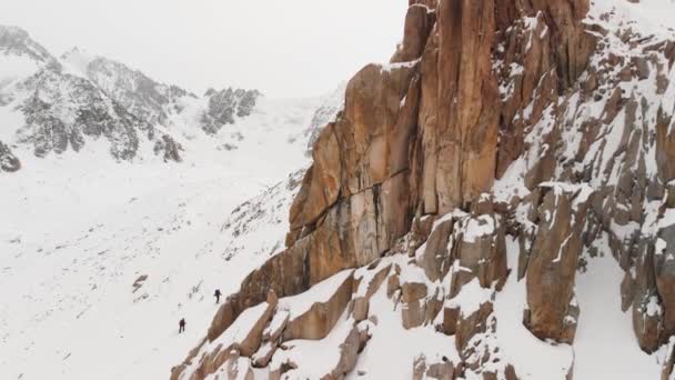 Luftaufnahme eines Mannes in den Winterbergen — Stockvideo