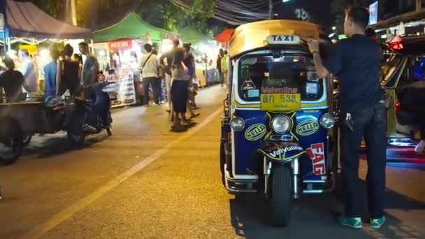 Традиционная поездка тук-тук на близлежащей городской улице Бангкока — стоковое видео