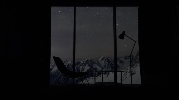 Chambre d'hôtel interrior moderne à la station de montagne sous le ciel étoilé — Video