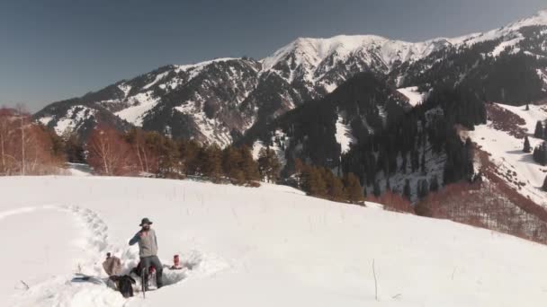 Vista aérea turística com cofee em belas montanhas de inverno — Vídeo de Stock