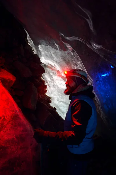 Alpinista Barbudo Casco Con Faro Rojo Brillante Profunda Cueva Glacial —  Fotos de Stock