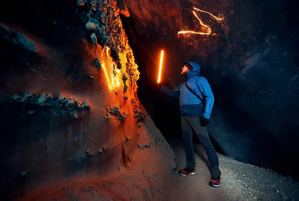 Turist Care Deține Lampă Roșie Strălucitoare Într Peșteră Gheață Adâncă — Fotografie, imagine de stoc