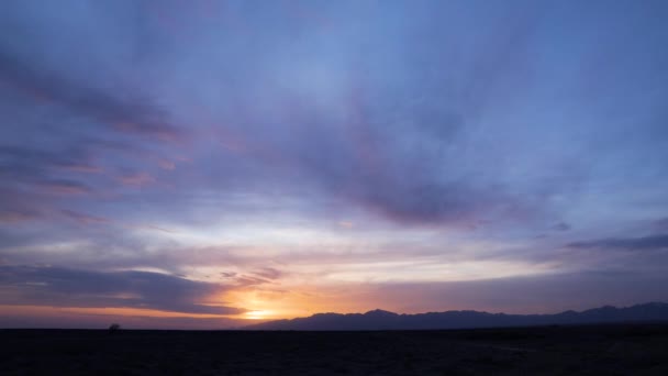 Timelapse av solnedgången lila himmel i bergen — Stockvideo