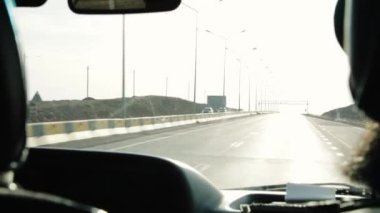 İnsan uzun bir yolculukta arabada uyur.