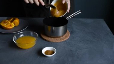 Mutfakta doğal tatlı yapan bir kadın.