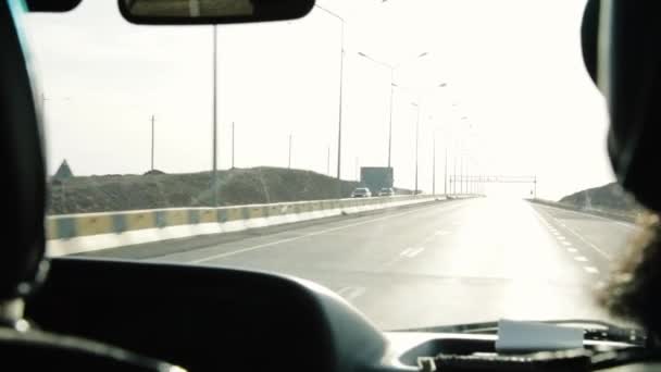 Muž spí v pohybujícím se autě dlouhý výlet — Stock video