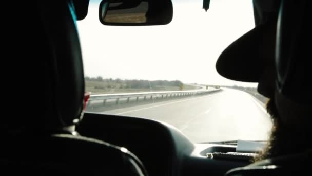 Muž spí v pohybujícím se autě dlouhý výlet — Stock video