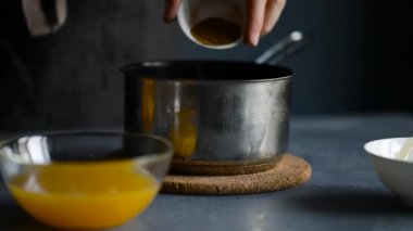 Mutfakta doğal tatlı yapan bir kadın.