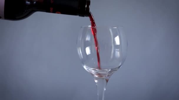 Close up enchendo copo de vinho com vinho tinto — Vídeo de Stock