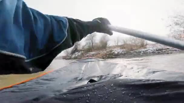 De mens peddelt op een vlot in de rivier. — Stockvideo