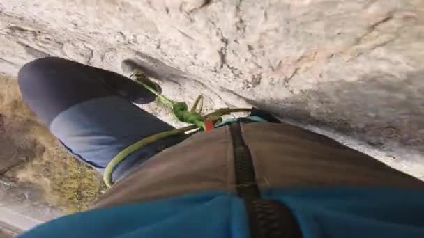高い岩の上を登っている — ストック動画