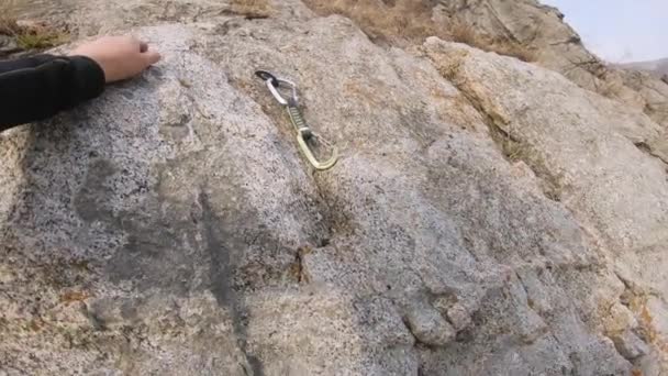 Atlet adam yüksek kayaya tırmanıyor — Stok video