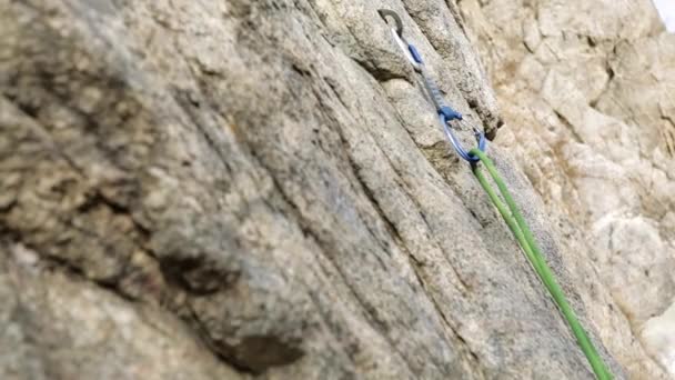 Hombre atleta escalada en la roca alta — Vídeos de Stock