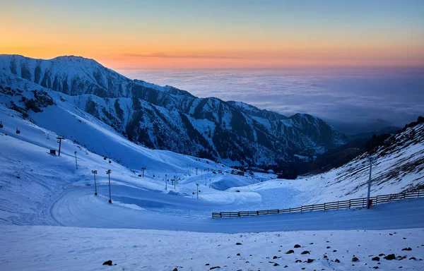 Prachtig Landschap Shymbulak Berg Resort Besneeuwde Lege Skipiste Kabelbaan Lift — Stockfoto