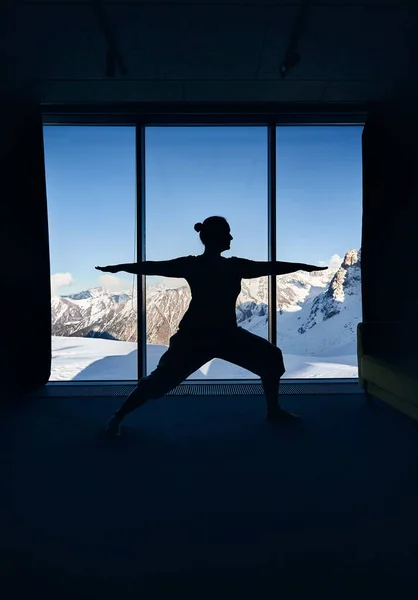 Junge Frau Silhouette Macht Meditation Yoga Krieger Virabhadrasana Posieren Mit — Stockfoto