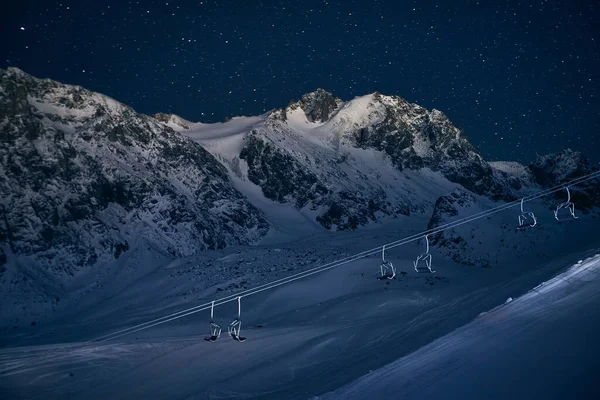 Leere Sesselbahn Und Piste Nächtlichen Snowpark Mit Hohem Berg Gegen — Stockfoto