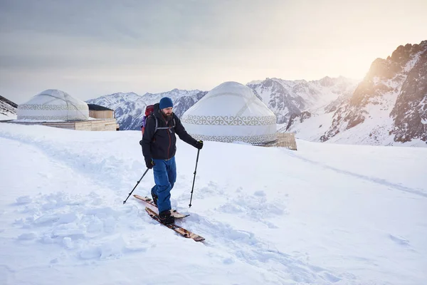 Skidåkare Åker Skidor Uppförsbacke Med Skägg Och Ryggsäck Högt Snöigt — Stockfoto