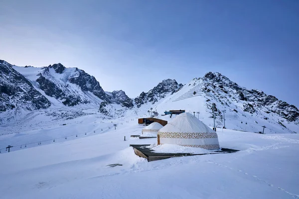 カザフスタンのアルマティにあるスキーリゾートShymbulakのユルト遊牧民の家複合体からホテルとレストラン 冬の凍結朝青時間屋外観光の概念 — ストック写真