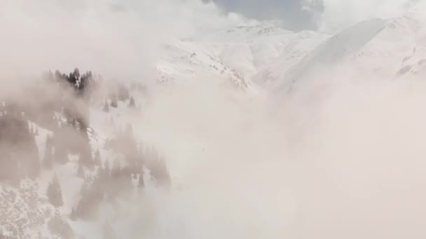 Εναέρια τοπίο των νεφών στα χειμερινά βουνά — Αρχείο Βίντεο