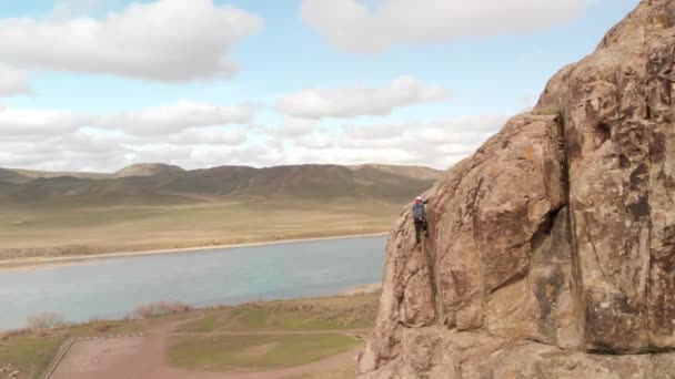 高い岩の上を登っている — ストック動画