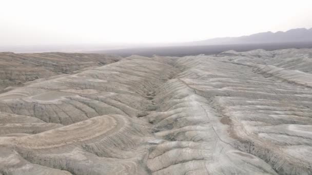 Drone des montagnes du désert du canyon Aktau au Kazakhstan — Video