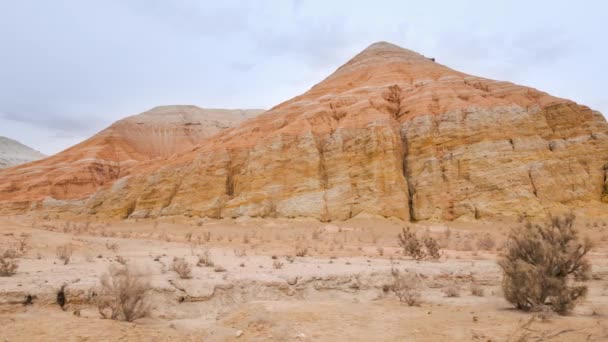 Drone tiro de montanhas do deserto Aktau no Cazaquistão — Vídeo de Stock