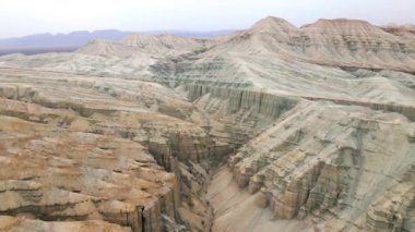 Kazakistan 'daki Aktau Kanyon çöllerinin insansız hava aracı görüntüleri.
