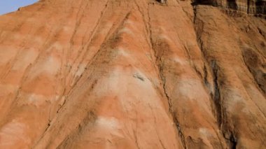 Kazakistan 'daki çöl dağlarının insansız hava aracı görüntüleri.