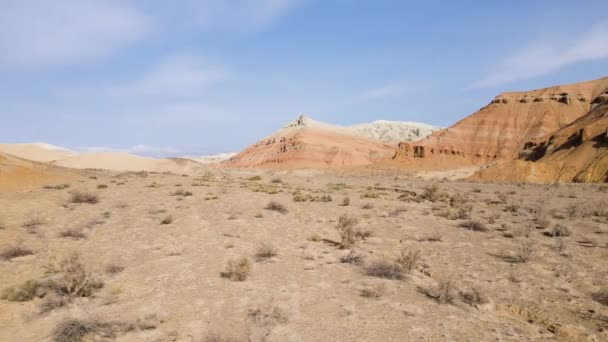 Drone tiro de montanhas do deserto Aktau no Cazaquistão — Vídeo de Stock