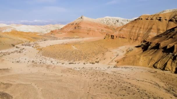 Drone tiro de montanhas do deserto Aktau no Cazaquistão — Vídeo de Stock