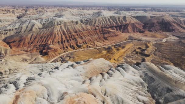Drone tiro de montanhas do deserto Aktau no Cazaquistão — Vídeo de Stock