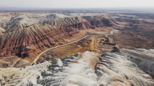 Drone disparo de las montañas del desierto Aktau en Kazajstán — Vídeos de Stock