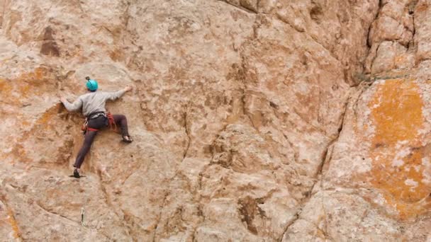 Athlète homme grimpant sur la haute roche — Video