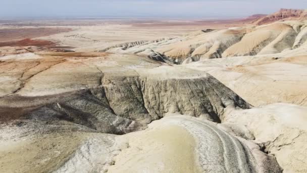 Drone shot van canyon woestijn bergen Aktau in Kazachstan — Stockvideo