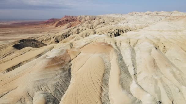 Drone shot of canyon desert mountains Aktau in Kazakhstan — Vídeos de Stock