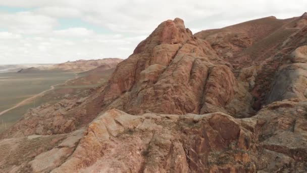 Tırmanmak için dev kayanın hava görüntüsü. — Stok video