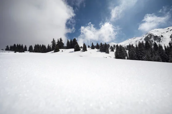 Man Med Ryggsäck Går Snöbacken Med Fotspår Almaty Kazakstan — Stockfoto