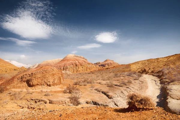 Paysage Rouge Avec Des Bandes Étranges Montagnes Stratifiées Dans Canyon — Photo