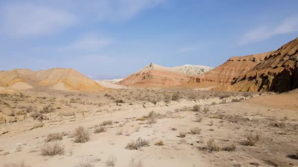 Drone tiro de montanhas do deserto Aktau no Cazaquistão — Vídeo de Stock