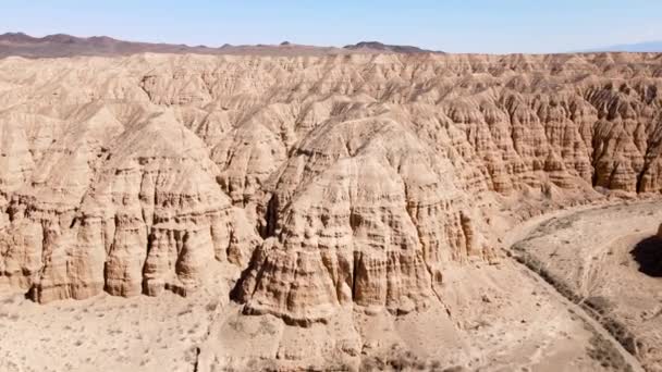 Zdjęcia dronów pustynnych gór Charyn Canyon w Kazachstanie — Wideo stockowe