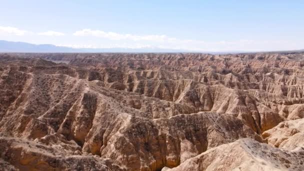 Zdjęcia dronów pustynnych gór Charyn Canyon w Kazachstanie — Wideo stockowe