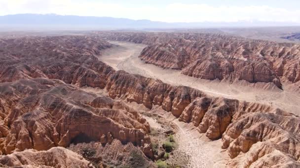 Drone des montagnes du désert de Charyn Canyon au Kazakhstan — Video