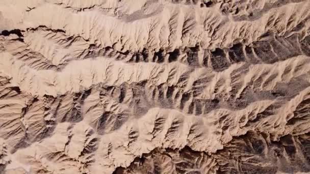 カザフスタンのCharyn Canyon砂漠の山々のドローンショット — ストック動画