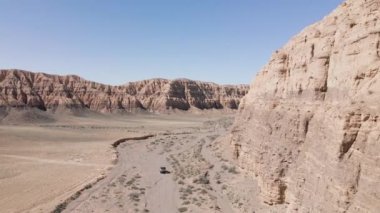 İnsansız hava aracı Kanyon çölünde at sürerken vuruldu.
