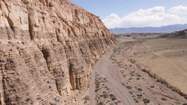 Kazakistan 'daki Charyn Canyon çöllerinin insansız hava aracı görüntüleri.