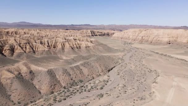 Drone des montagnes du désert de Charyn Canyon au Kazakhstan — Video