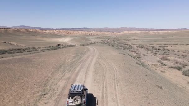 Drohne schoss auf Geländewagen im Wüstengebirge von Canyon — Stockvideo