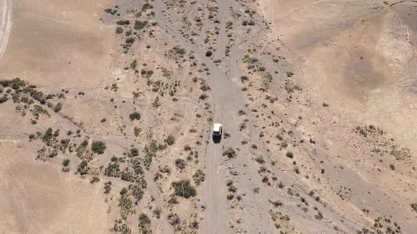 Drohne schoss auf Geländewagen im Wüstengebirge von Canyon — Stockvideo