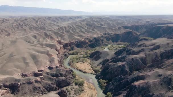 Drone skott av floden Charyn Canyon öken berg i Kazakstan — Stockvideo